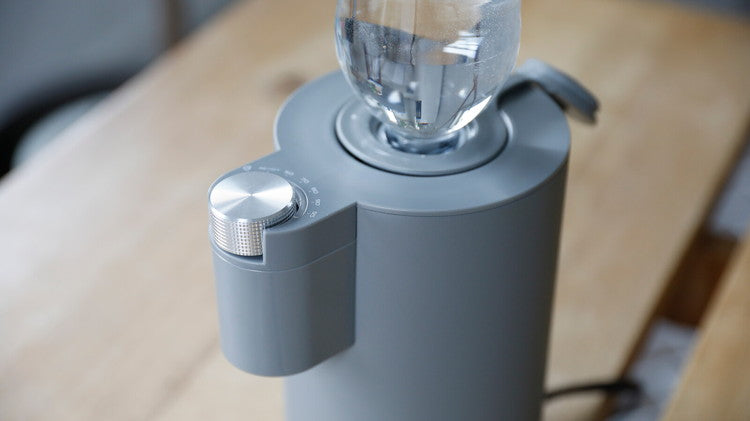 ウォーターサーバー 卓上 500ml ペットボトル専用 温度調整 5段階 チャイルドロック付き 小型 コンパクト 給湯器 温水 熱湯 グレー シンプル かわいい フラッシュウォーマー(代引不可)
