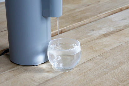 ウォーターサーバー 卓上 500ml ペットボトル専用 温度調整 5段階 チャイルドロック付き 小型 コンパクト 給湯器 温水 熱湯 グレー シンプル かわいい フラッシュウォーマー(代引不可)