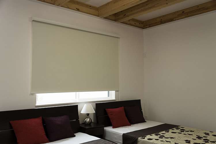 ロールスクリーン カバー付き 防炎 遮光 幅165cm×高さ220cm シンプル おしゃれ 北欧 オフィス マンション 法人 間仕切り ロールカーテン(代引不可)