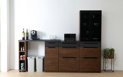 食器棚 キッチンボード 幅60 ブラックガラス 完成品 コンクリート調 スライドレール 1口コンセント付き 木目 木製 レンジ台 カップボード サイドボード おしゃれ(代引不可)