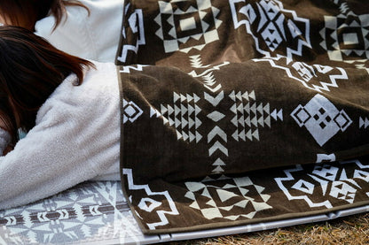 綿100% タオルブランケット 100×178cm アウトドア ビーチタオル 多機能 ブランケット ネイティブ柄 タオルケット エスニック 大判 厚手 キャンプ おしゃれ ひざ掛け マルチカバー(代引不可)