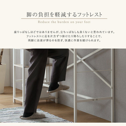 ヴィンテージ足掛けスタンディングデスク オークホワイト 幅120cm デスクワーク テレワーク PC フットレスト 快適作業 作業台 工具不要 アジャスター付き 棚付き パソコン デスク 収納ラック(代引不可)