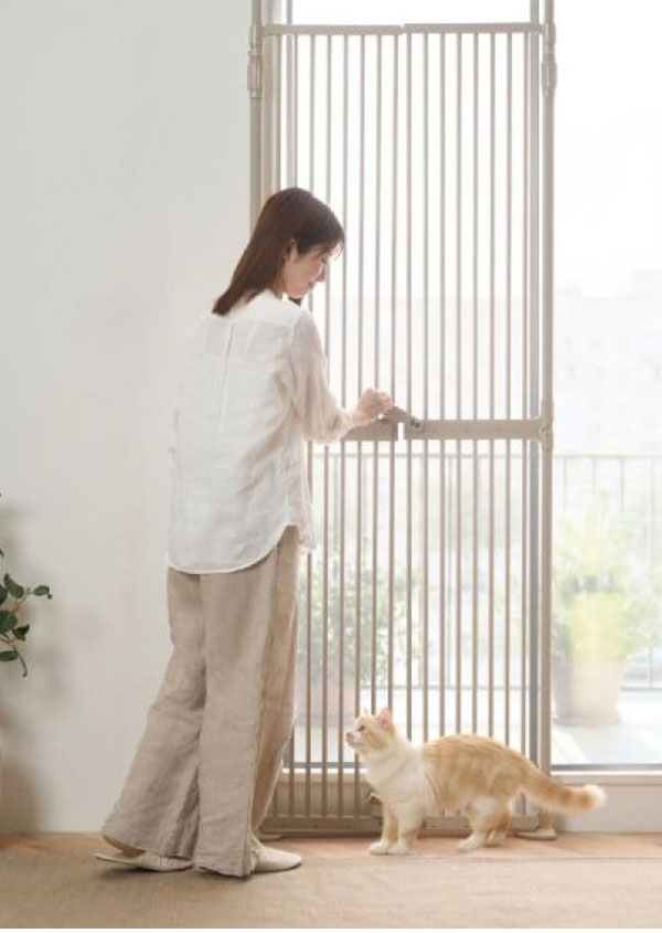 ペットゲート 猫用 ペットフェンス 猫用ゲート 脱走防止 アイリスオーヤマ 高さ209~270cm 突っ張り ドア付き 簡単設置 ハイタイプ トリプルロック ゲート フェンス ねことりで PNGー210