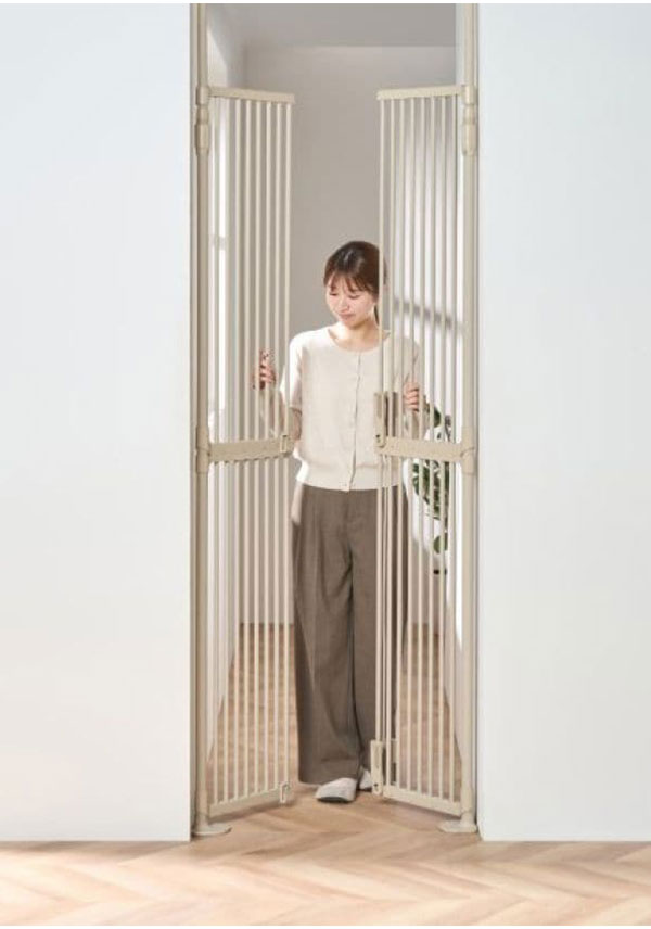 ペットゲート 猫用 ペットフェンス 猫用ゲート 脱走防止 アイリスオーヤマ 高さ209~270cm 突っ張り ドア付き 簡単設置 ハイタイプ トリプルロック ゲート フェンス ねことりで PNGー210