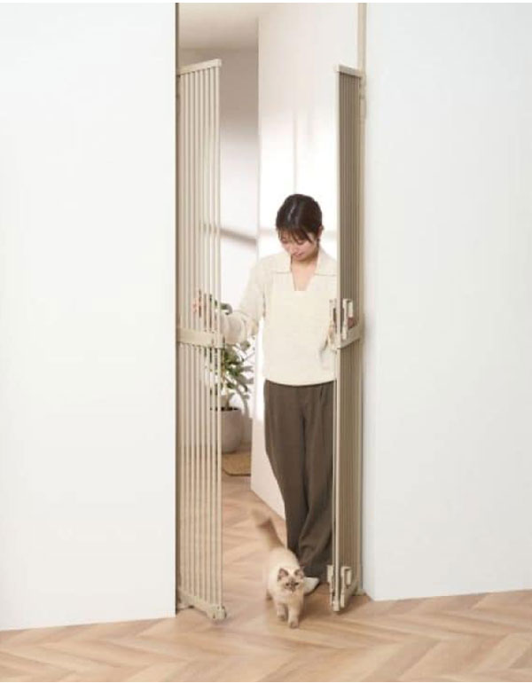ペットゲート 猫用 ペットフェンス 猫用ゲート 脱走防止 アイリスオーヤマ 高さ209~270cm 突っ張り ドア付き 簡単設置 ハイタイプ トリプルロック ゲート フェンス ねことりで PNGー210