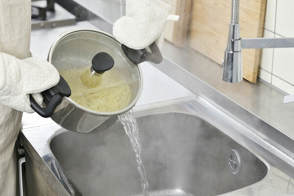 アイリスオーヤマ ステンレスシリーズ 湯切り鍋両手20cm ガラスふた付 SP-PY20 IRIS OYAMA キッチン 調理用品 キッチンツール(代引不可)