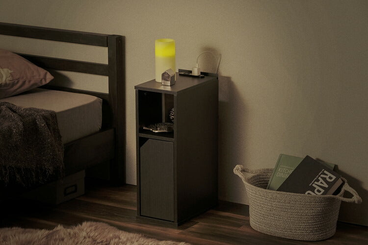 アイリスオーヤマ ナイトテーブル 扉付き 幅18 サイドテーブル コンセント ナイトテーブル ベッドサイド スマホスタンド付き 扉 収納付き 隙間収納 すき間収納 ブラック NTB-180T IRIS OYAMA(代引不可)