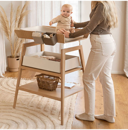 Leander リネア チェンジングテーブル オムツ交換台 おむつ台 おむつ替え台 おむつ交換 ベビー家具 ベビールーム 赤ちゃん 新生児 ブナ材 ルーマニア おしゃれ 幅67cm 奥行73cm 高さ97-102cm(代引不可)