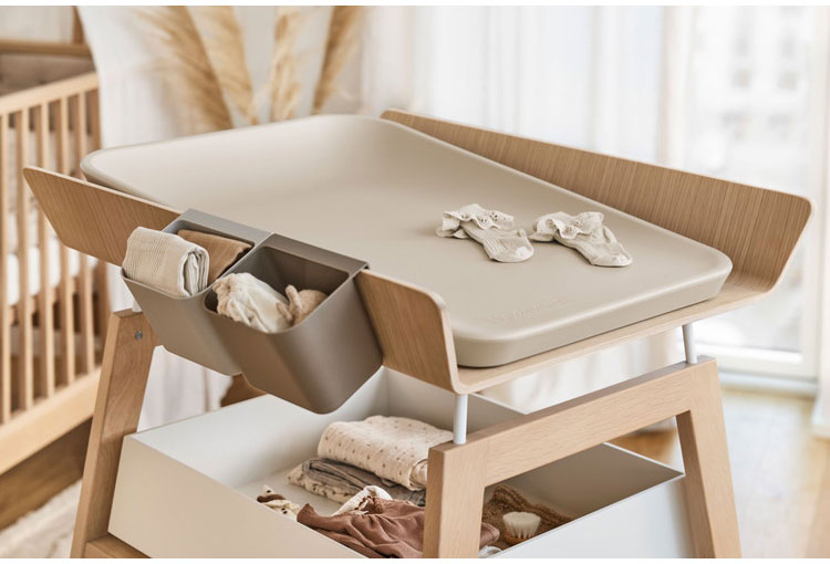 Leander リネア チェンジングテーブル オムツ交換台 おむつ台 おむつ替え台 おむつ交換 ベビー家具 ベビールーム 赤ちゃん 新生児 ブナ材 ルーマニア おしゃれ 幅67cm 奥行73cm 高さ97-102cm(代引不可)