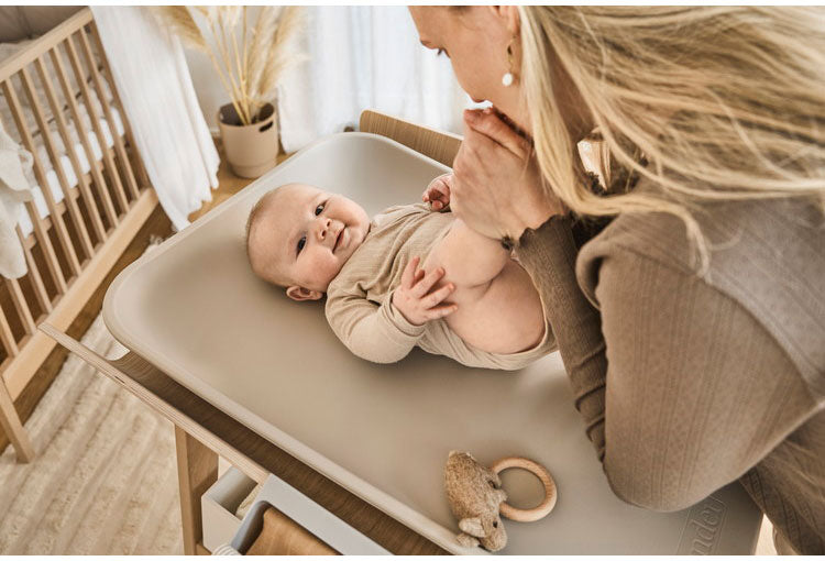 Leander リネア チェンジングテーブル オムツ交換台 おむつ台 おむつ替え台 おむつ交換 ベビー家具 ベビールーム 赤ちゃん 新生児 ブナ材 ルーマニア おしゃれ 幅67cm 奥行73cm 高さ97-102cm(代引不可)