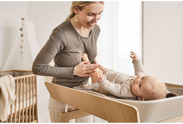 Leander リネア チェンジングテーブル オムツ交換台 おむつ台 おむつ替え台 おむつ交換 ベビー家具 ベビールーム 赤ちゃん 新生児 ブナ材 ルーマニア おしゃれ 幅67cm 奥行73cm 高さ97-102cm(代引不可)