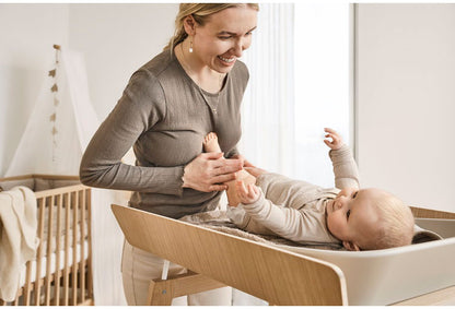 Leander リネア チェンジングテーブル オムツ交換台 おむつ台 おむつ替え台 おむつ交換 ベビー家具 ベビールーム 赤ちゃん 新生児 ブナ材 ルーマニア おしゃれ 幅67cm 奥行73cm 高さ97-102cm(代引不可)