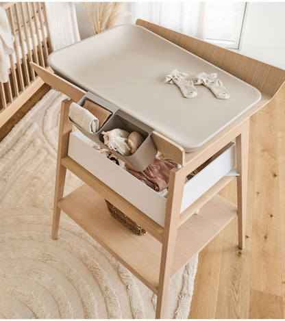 Leander リネア チェンジングテーブル オムツ交換台 おむつ台 おむつ替え台 おむつ交換 ベビー家具 ベビールーム 赤ちゃん 新生児 ブナ材 ルーマニア おしゃれ 幅67cm 奥行73cm 高さ97-102cm(代引不可)