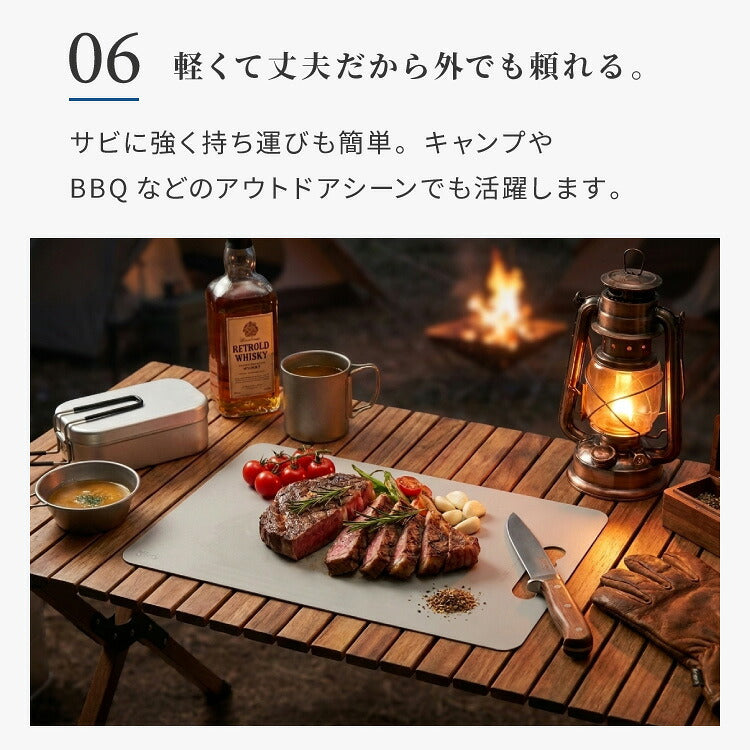 日本製 燕三条 チタンまな板 純チタン チタン製 まな板 ミニ 20.3×20.3cm 厚さ0.5mm カッティングボード 吊り下げ可能 軽い お手入れ簡単 におい移りなし 錆びにくい 清潔 キャンプ アウトドア(代引不可)【メール便配送】