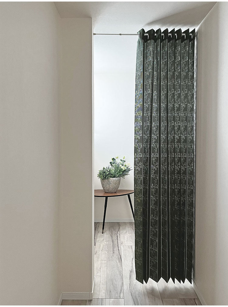 日本製 アコーディオンカーテン 巾150cm×丈100cm パタパタカーテン 間仕切り 目隠し 断熱 保温 長さ調整 アラベスク柄 厚手 省エネ エコ 洗える 帝人フロンティア(株) エコリエ(R) 使用(代引不可)
