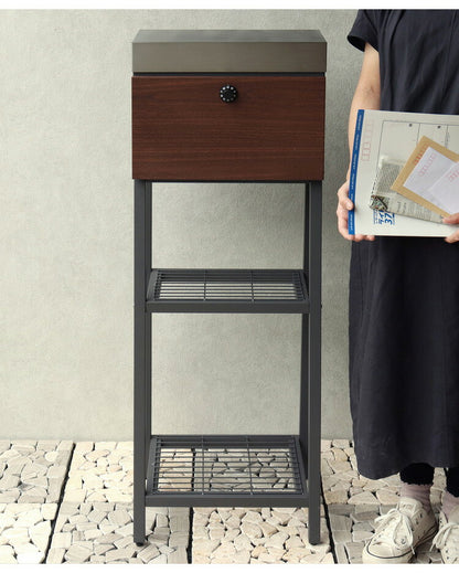 スタンドポスト ステンレス 木目調 郵便ポスト 郵便受け メール便 大きめ投函口 大容量 鍵付き 置き配対応 錆びにくい 一戸建て用 置き型 工事不要 シンプル スタイリッシュ おしゃれ 木目調 北欧風(代引不可)