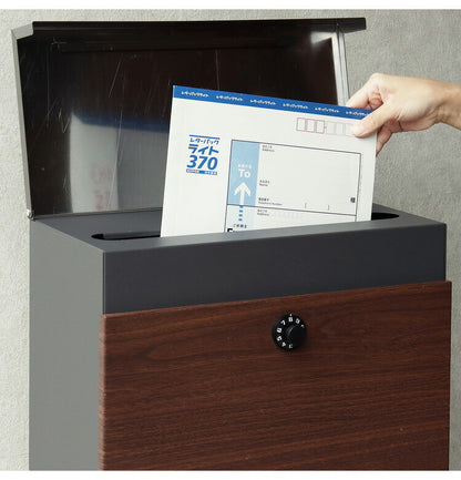 スタンドポスト ステンレス 木目調 郵便ポスト 郵便受け メール便 大きめ投函口 大容量 鍵付き 置き配対応 錆びにくい 一戸建て用 置き型 工事不要 シンプル スタイリッシュ おしゃれ 木目調 北欧風(代引不可)