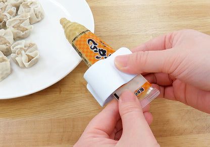 しぼれる!薬味チューブホルダー 10252 チューブ絞り 薬味チューブ 冷蔵庫収納 ドアポケット収納 東和産業