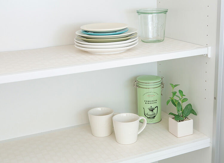 食器棚シート 奥行30cm×500cm 防虫 消臭 抗菌 防カビ 食器 シート 食器棚 キッチンシート キッチン シンク下 引き出し 棚 引き出しシート フリーカット 収納 棚板保護 日本製 ベージュ 東和産業