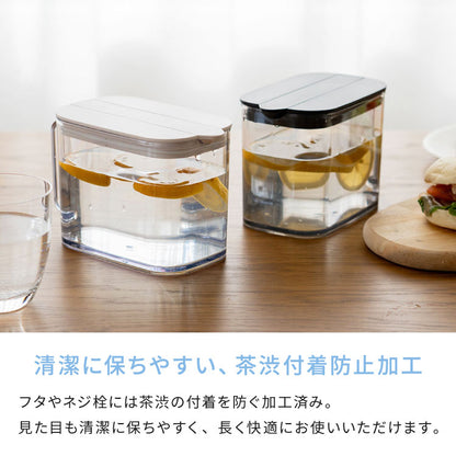 冷水筒 耐熱 ウォーターピッチャー 1L 食洗機対応 ウォータージャグ 麦茶ポット 冷蔵庫 扉 棚 収納 1リットル 小さめ コンパクト スリム ハンドル パッキン付き 熱湯OK 広口 サーバー ワンプッシュ