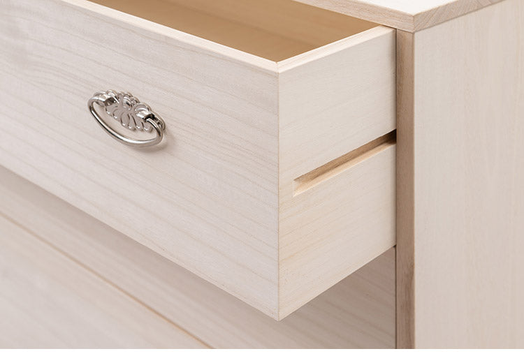 シルバー取っ手が華やかな桐クローゼットチェスト 幅99.5 奥行44 高さ61cm 4段タイプ キャスター付き 生地仕上げ 日本製 完成品(代引不可)