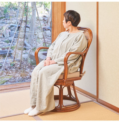 椅子 ラタン チェア 肘掛け高め 背もたれ有 ハイバック 読書やスマホが楽になるラタン回転椅子ハイ 高座椅子 籐 天然素材 丈夫 しなやか 通気性 年中快適 回転チェア 軽量 クッション 滑り止め 和風(代引不可)
