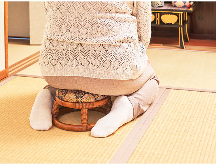 仏前用 ラタン 丸型 ミニスツール 天然籐 金襴正座椅子 イス 椅子 チェア 正座椅子 ラタンチェア 籐 仏壇 和室 法事 仏前 1脚 コンパクト スツール(代引不可)