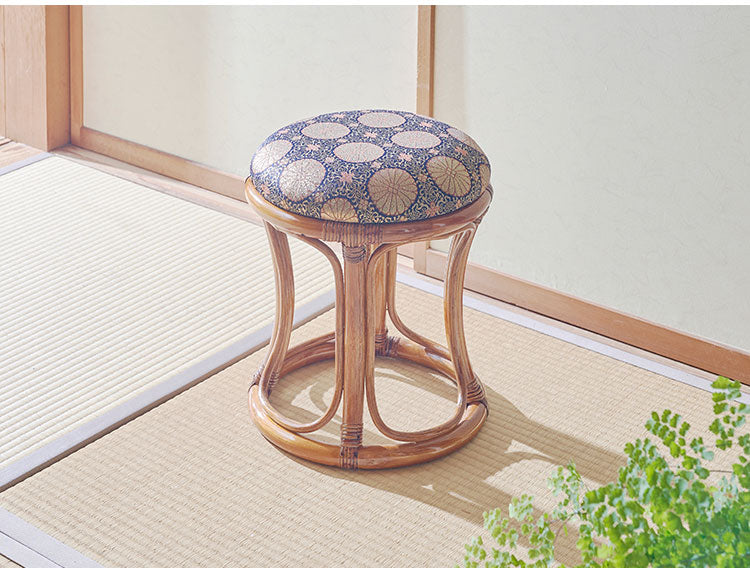 仏前用 ラタン 丸型 クッションスツール 天然籐 金襴座椅子 イス 椅子 チェア ラタンチェア 籐 仏壇 和室 法事 仏前 1脚 コンパクト スツール(代引不可)