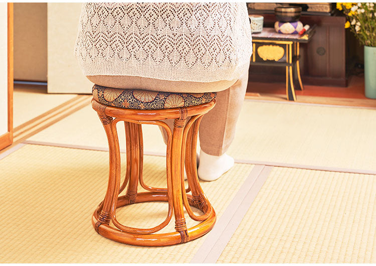 仏前用 ラタン 丸型 クッションスツール 天然籐 金襴座椅子 イス 椅子 チェア ラタンチェア 籐 仏壇 和室 法事 仏前 1脚 コンパクト スツール(代引不可)