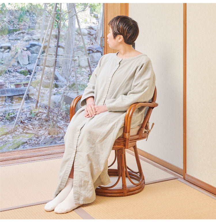 椅子 ラタン チェア 肘掛け付き 背もたれ付き ラタン回転椅子ハイ 高座椅子 籐 天然素材 丈夫 しなやか 通気性 年中快適 回転チェア 軽量 クッション付き 滑り止め 和風 和室(代引不可)