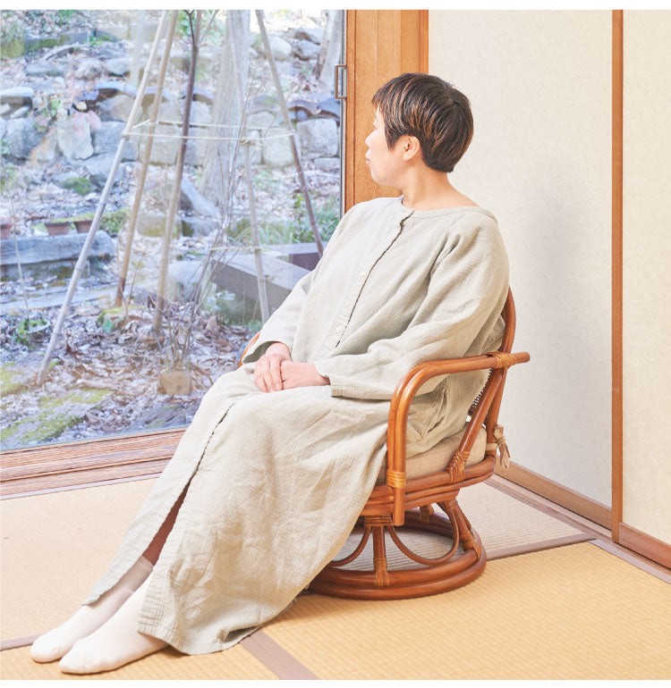 椅子 ラタン チェア 肘掛け付き ラタン回転椅子ミドル 籐 天然素材 丈夫 しなやか 通気性 年中快適 回転チェア 軽量 クッション付き 滑り止め 和風 和室 ゆったり リラックス(代引不可)