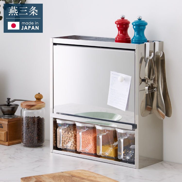 日本製 燕三条 スパイスラック 4杯 ステンレス 調味料ポット付き フラップ扉 調味料ラック キッチン収納 調味料 カウンター上収納 調味料入れ キッチン コンパクト シンプル おしゃれ 棚 卓上 台所(代引不可)