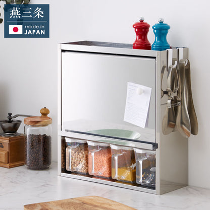 日本製 燕三条 スパイスラック 4杯 ステンレス 調味料ポット付き フラップ扉 調味料ラック キッチン収納 調味料 カウンター上収納 調味料入れ キッチン コンパクト シンプル おしゃれ 棚 卓上 台所(代引不可)
