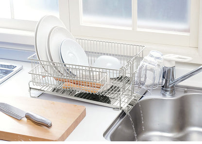 日本製 燕三条 水切りラック セット シンク横 水が流れるトレー付き スリム 横置き 37×19cm オールステンレス コップ立て カトラリーかご付属 まな板スタンド 水切りかご 水切りカゴ(代引不可)