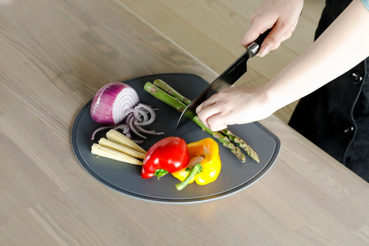 シービージャパン atomico スペースを無駄なく使える半月まな板 ダークグレー(代引不可)