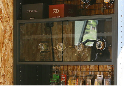 白井産業 ぺスカレージ リール キャビネット 収納 釣り具収納 釣り 幅75.2 奥行き27.1 高さ29.1 収納 ロータイプ ブラック 黒 おしゃれ ガラス扉 ラック(代引不可)