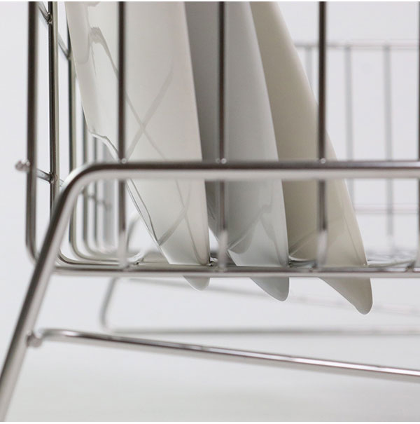 日本製 燕三条 シンクサイド 水が流れるスリム水切り 幅30cm 奥行55cm 箸立て グラスホルダー付き 水切りかご 水切りバスケット ステンレス製 国産 水切りかご(代引不可)