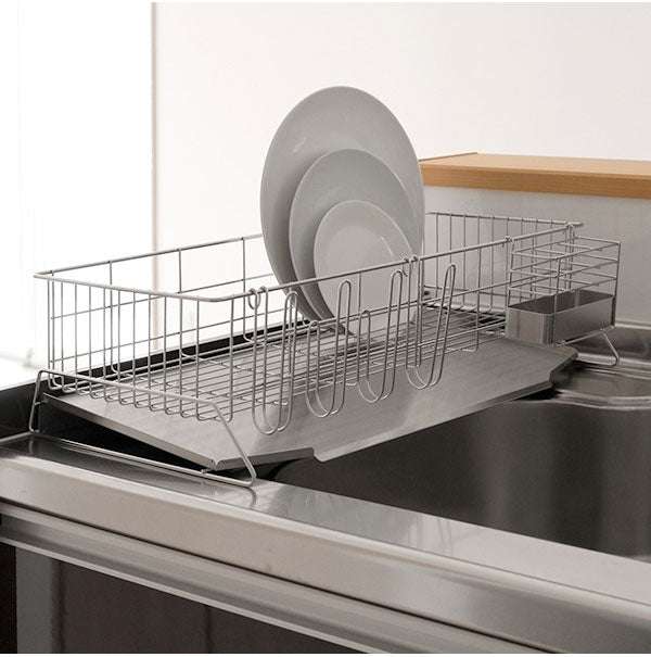 日本製 燕三条 シンクサイド 水が流れるスリム水切り 幅30cm 奥行55cm 箸立て グラスホルダー付き 水切りかご 水切りバスケット ステンレス製 国産 水切りかご(代引不可)