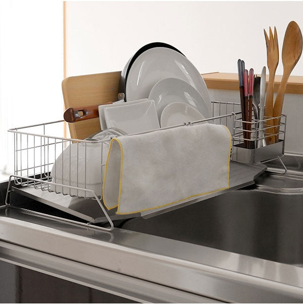 日本製 燕三条 シンクサイド 水が流れるスリム水切り 幅30cm 奥行55cm 箸立て グラスホルダー付き 水切りかご 水切りバスケット ステンレス製 国産 水切りかご(代引不可)