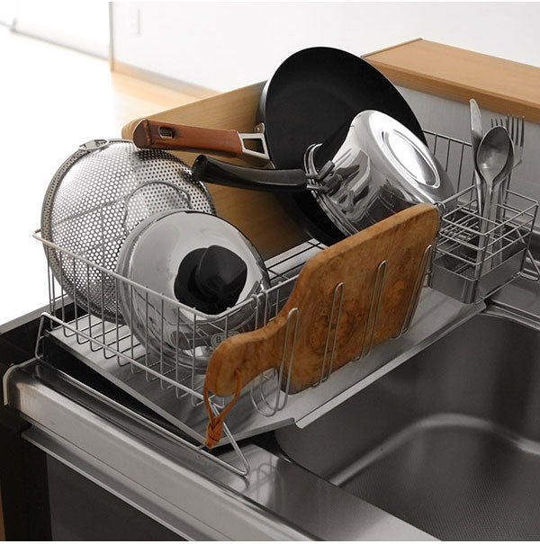 日本製 燕三条 シンクサイド 水が流れるスリム水切り 幅30cm 奥行55cm 箸立て グラスホルダー付き 水切りかご 水切りバスケット ステンレス製 国産 水切りかご(代引不可)