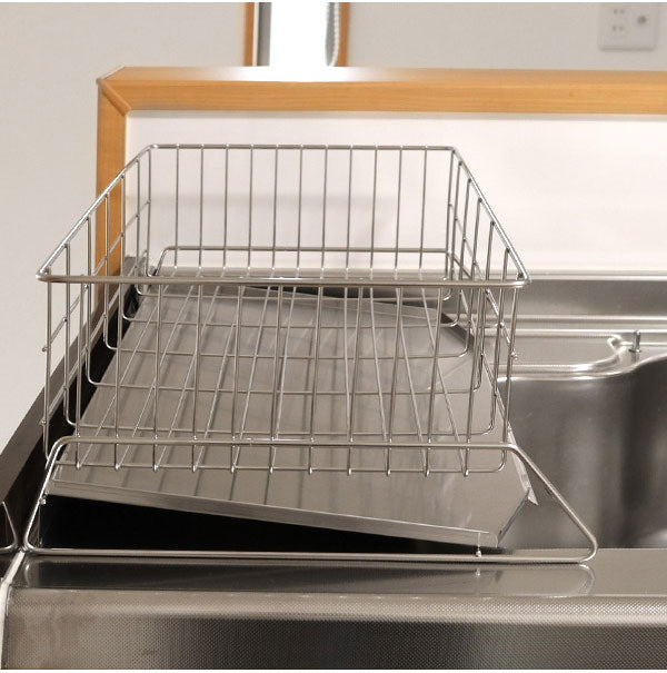 日本製 燕三条 シンクサイド 水が流れるスリム水切り 幅30cm 奥行55cm 箸立て グラスホルダー付き 水切りかご 水切りバスケット ステンレス製 国産 水切りかご(代引不可)