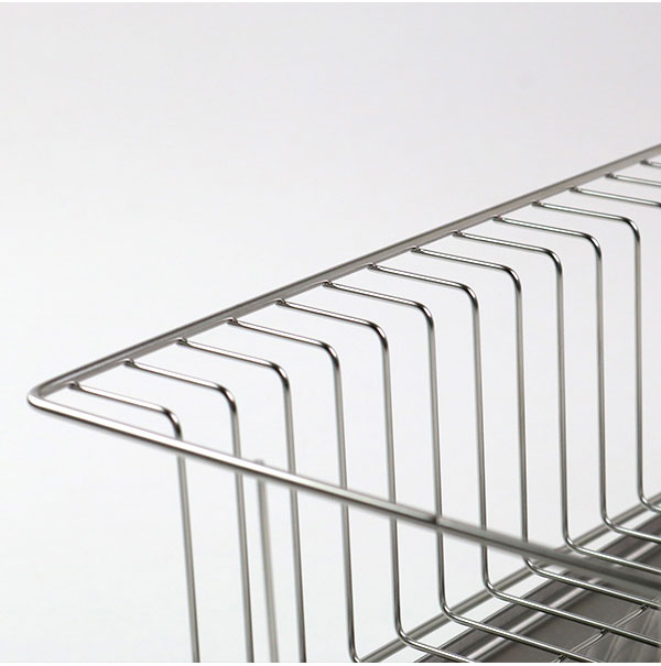 日本製 燕三条 斜めに水が流れる 水切りラック 縦置き・横置き 両対応 箸立て グラスホルダー付き 水切りかご 水切りバスケット ステンレス製 国産 シンクサイド 水切りかご(代引不可)