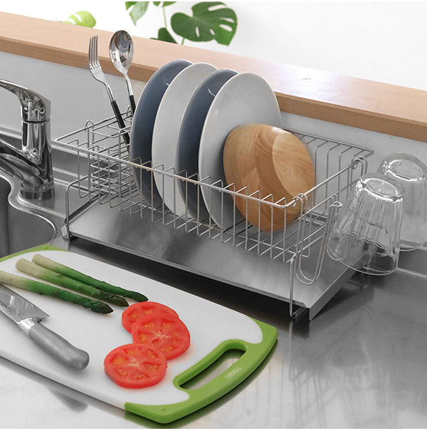 日本製 燕三条 斜めに水が流れる 水切りラック 縦置き・横置き 両対応 箸立て グラスホルダー付き 水切りかご 水切りバスケット ステンレス製 国産 シンクサイド 水切りかご(代引不可)