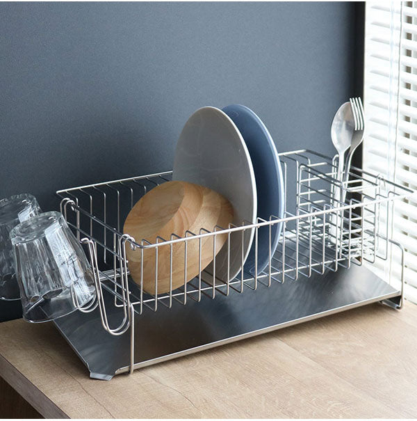 日本製 燕三条 斜めに水が流れる 水切りラック 縦置き・横置き 両対応 箸立て グラスホルダー付き 水切りかご 水切りバスケット ステンレス製 国産 シンクサイド 水切りかご(代引不可)