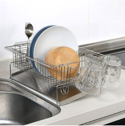 日本製 燕三条 斜めに水が流れる 水切りラック 縦置き・横置き 両対応 箸立て グラスホルダー付き 水切りかご 水切りバスケット ステンレス製 国産 シンクサイド 水切りかご(代引不可)