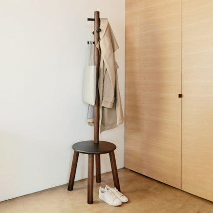 Umbra ピラー スツールコートラック ブラック 21014257048 コートハンガー スツール コートラック ウッド アンブラ ポールハンガー コート掛け スタンド 小物置き 玄関 リビング(代引不可)