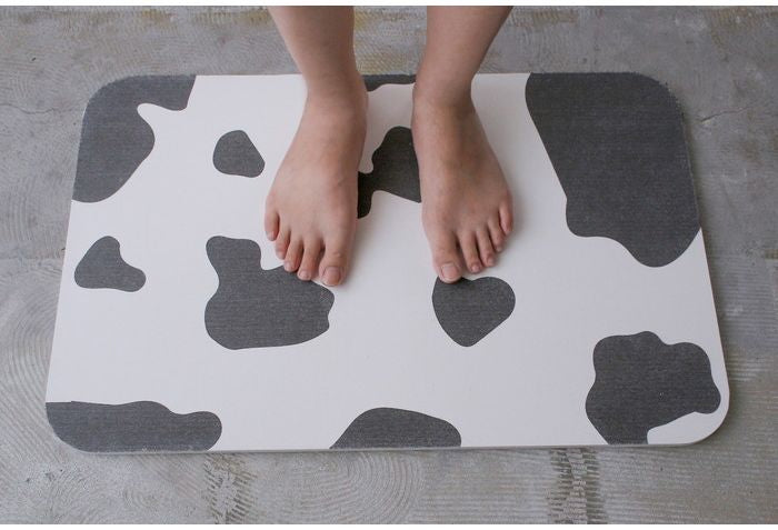 珪藻土 マット Cow NEO-101-CW バスマット けいそうど お風呂 バス 洗面所 吸水 速乾 大判 防カビ 清潔 防ダニ TV テレビ おしゃれ かわいい インテリア 柄 収納(代引不可)