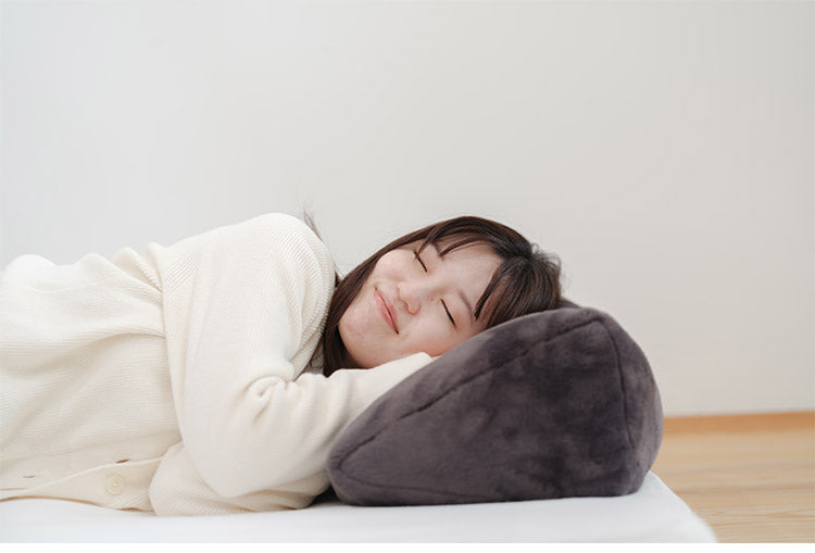 三角クッション 吸湿 発熱 無地 節電 省エネ クッション エコ もこもこ あったか シンプル コンパクト かわいい インテリア 北欧 リビング ダイニング おしゃれ プレゼント 秋冬 暖か(代引不可)